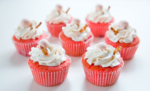 Polkadots Cupcake Factory - Strawberry Vanilla Cupcakes Polkadots Cupcake Factory - Strawberry Vanilla Cupcakes